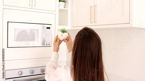 mulher cozinha ilha decoração photo