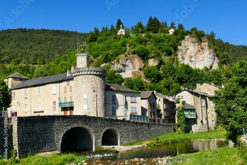 Le village de Meyrueis au bord de la Jonte