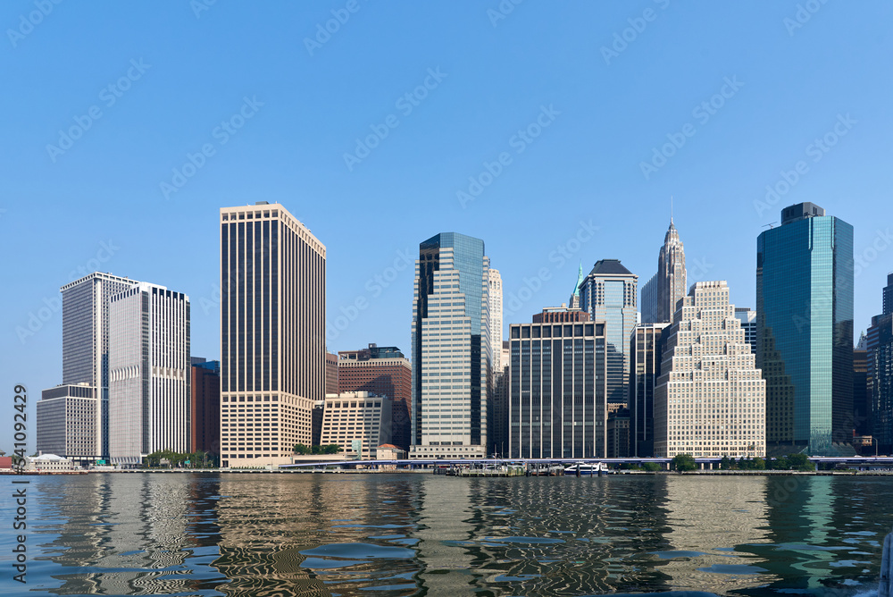 Obraz premium Lower Manhattan NYC skyline with still reflective water, seen from the East River
