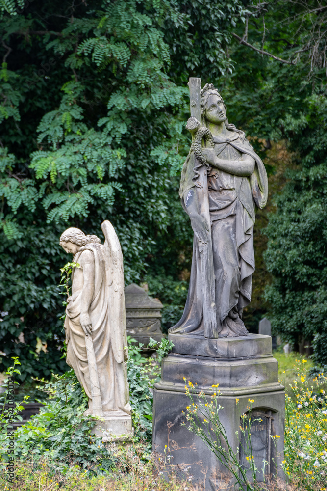 Figuras de la Virgen y un Ángel en cementerio de Olšany, Praga Figuras de la Virgen y un Ángel en cementerio de Olšany, Praga