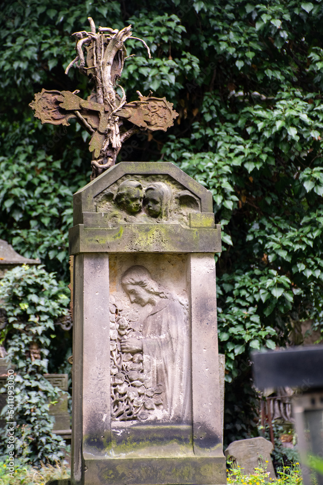 Lápida y cruz en cementerio de Olšany, Praga