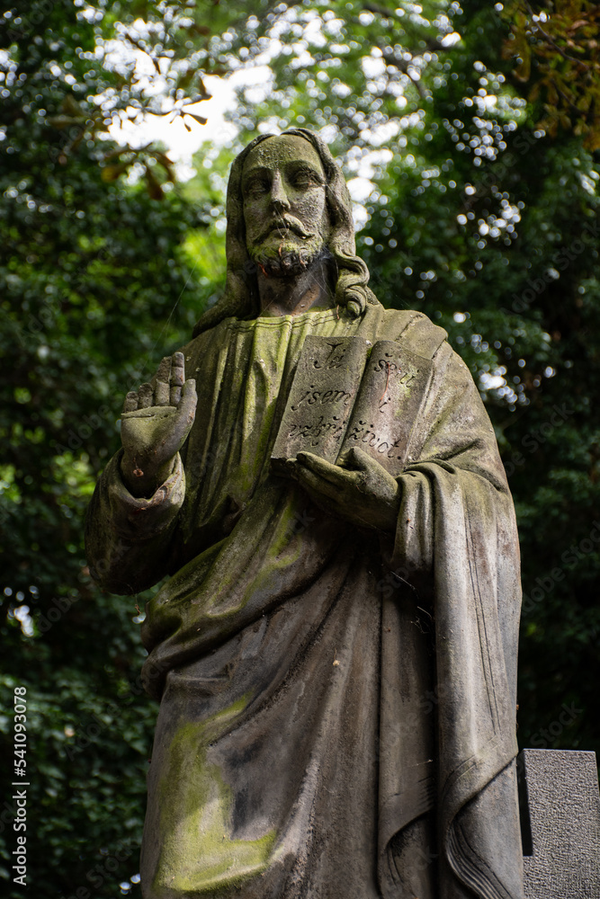Escultura de Jesucristo en cementerio de Olšany, Praga Escultura de Jesucristo en cementerio de Olšany, Praga