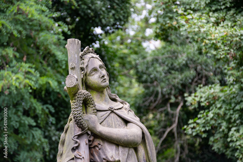 Figura de la Virgen en cementerio de Olšany, Praga