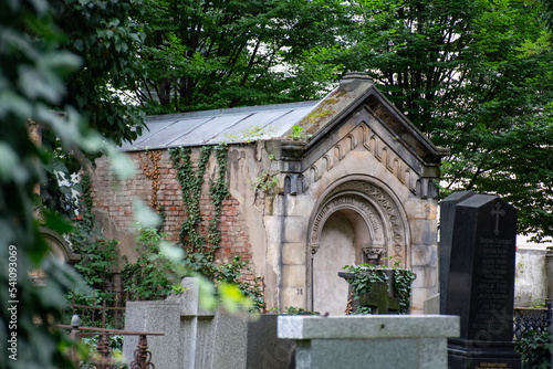 Cripta y lápidas en cementerio de Olšany, Praga