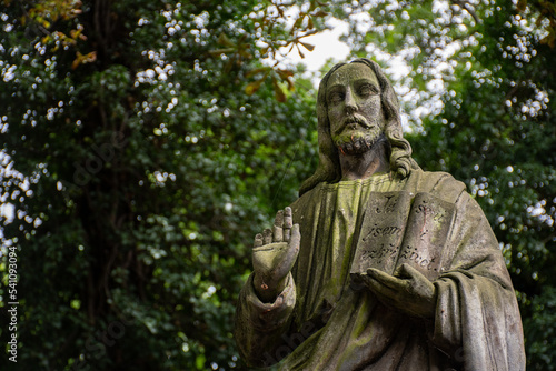 Escultura de Jesucristo en cementerio de Olšany, Praga © David