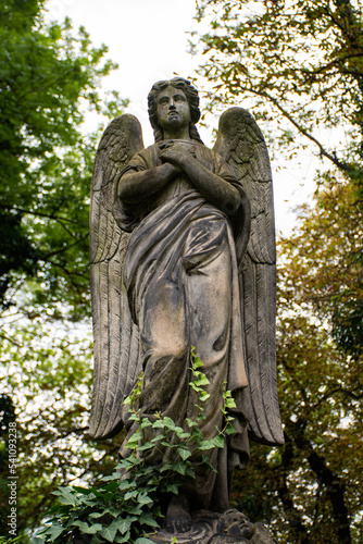 Escultura de un Ángel en cementerio de Olšany, Praga