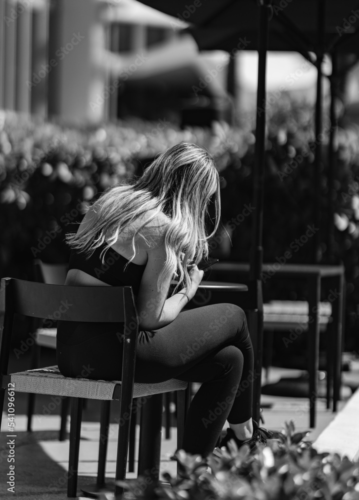 Obraz premium woman sitting on a bench 