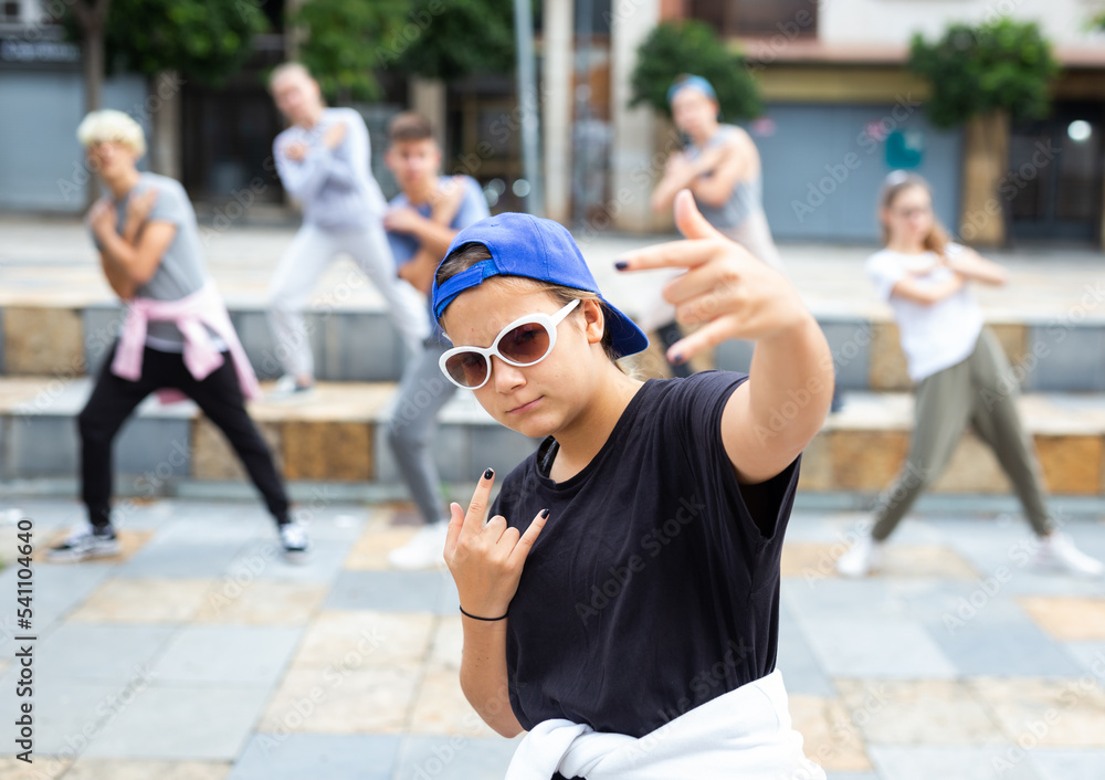 Obraz premium Active girls and boys dancing hip hop on a city street