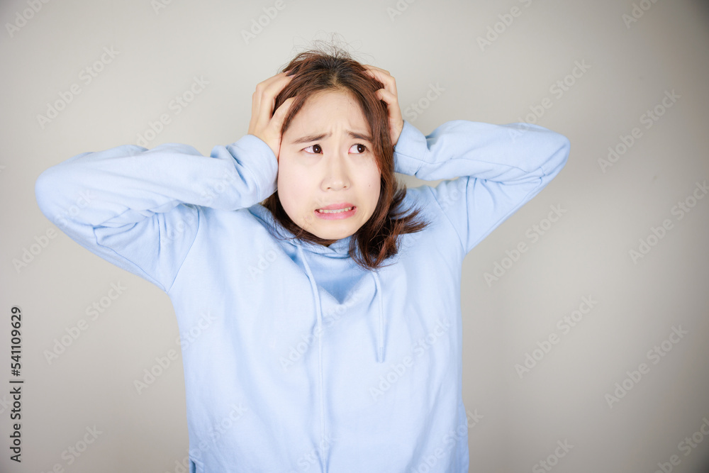 悩む・不安になる女性 悩む・不安になる女性