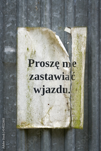 Hinweisschild an der Tür eines Baucontainers in Polen mit der Aufschrift bitte blockieren Sie nicht den Eingang 