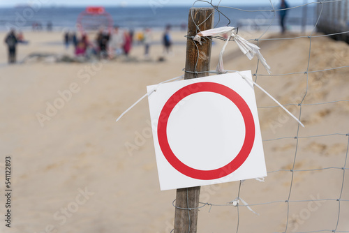  Leeres Schild am Strand der Ostsee in Polen mit Textfreiraum auf dem Schild photo
