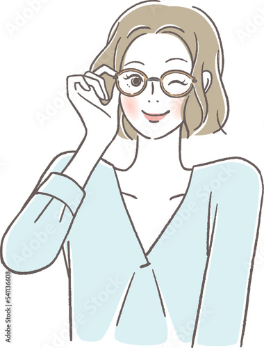 笑うメガネの女性