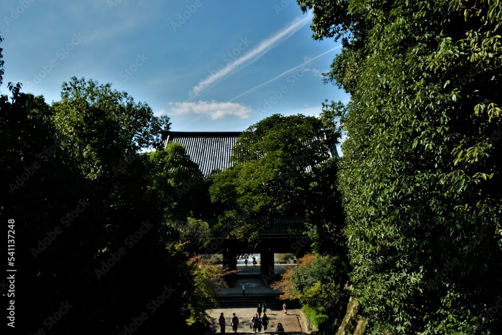 Fototapeta premium 京都市東山区,知恩院,浄土宗の総本山の寺院,山号は華頂山,友禅苑,方丈庭園,本堂（御影堂、国宝）,智恩院\吉水御坊\吉水草庵\大谷禅房\重要文化財,勢至堂・法然上人御廟参道.勢至堂（重要文化財）,多宝塔