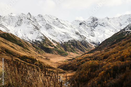 Zdjęcie przedstawia góry położone w Gruzji. Mgła/ lodowiec idealnie komponuje się z kolorami jesieni, które można znaleźć w niższych partiach gór.  © Magda