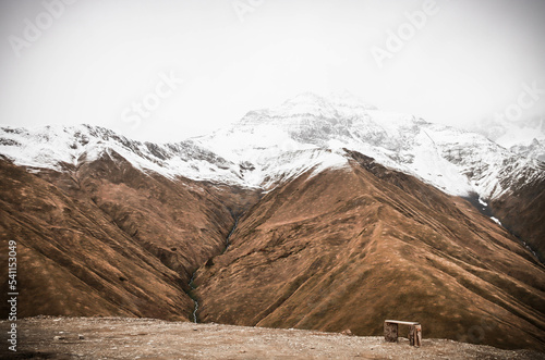 Zdjęcie przedstawia góry położone w Gruzji. Mgła/ lodowiec idealnie komponuje się z kolorami jesieni, które można znaleźć w niższych partiach gór.  © Magda