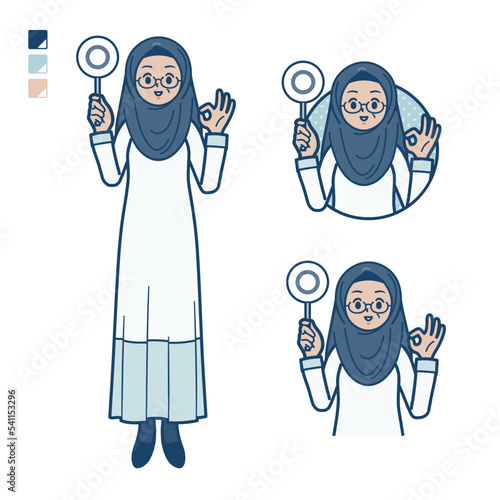 シニアのアラビア人女性がマル印パネルを出すイラスト