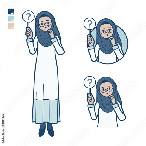 シニアのアラビア人女性がクエスチョン印パネルを出すイラスト