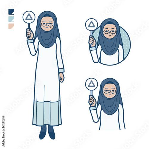 シニアのアラビア人女性が三角印パネルを出すイラスト