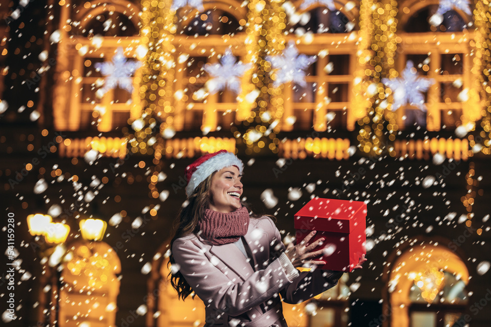 Obraz premium Beautiful brunette woman having fun outdoor on Christmas market