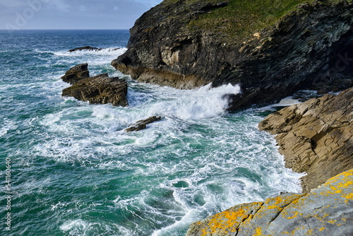 Cornwall, England, UK, wilde Küste mit Brandung an Felsen.