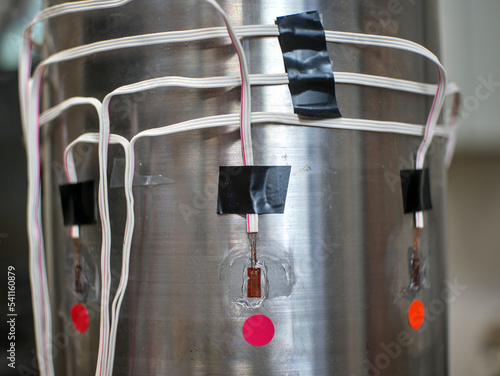 Slika na platnu extensiometry gauges, strain gauges glued on a metal sample.