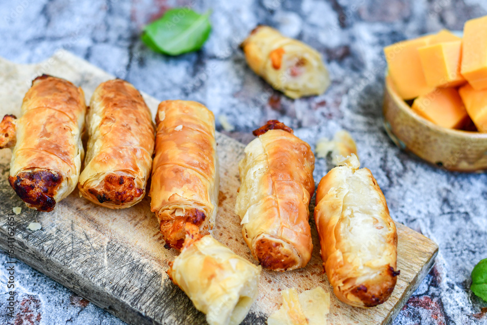 Foto Stock Greek style Mini filo pastry rolls with bacon and cheddar
