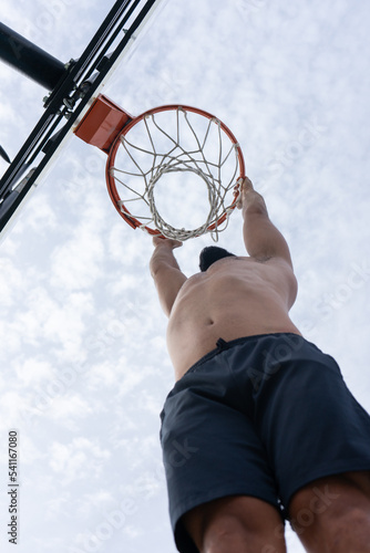 Fotografi Young Man Playing Street Basketball