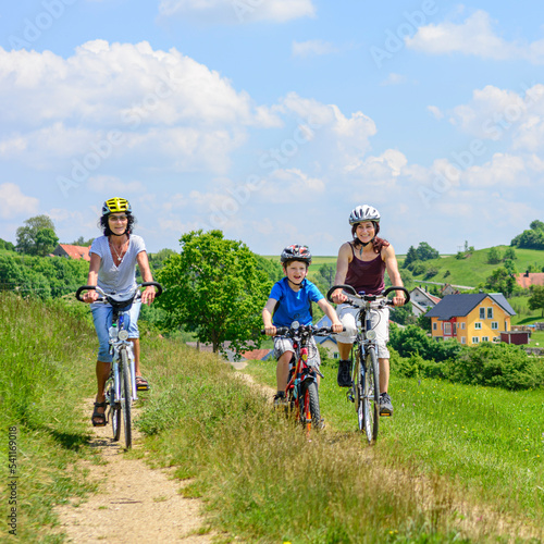 Gemeinsame Radtour im Härtsfeld nahe Burg Katzenstein
 photo