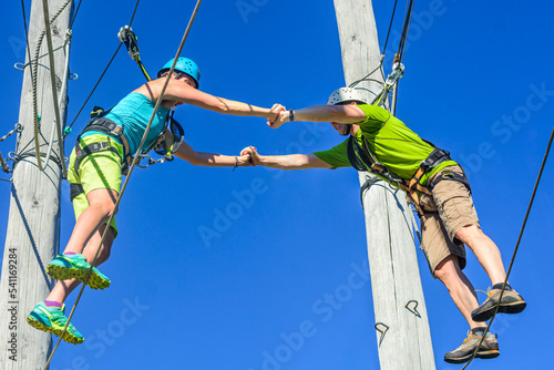 Partner-Übung auf dem Hochseil - dem Anderen vertrauen
 photo