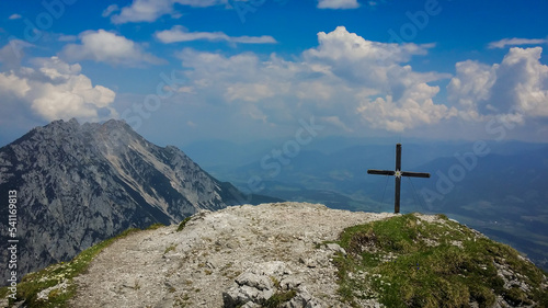 Auf dem Gipfel mit Blick ins Tal