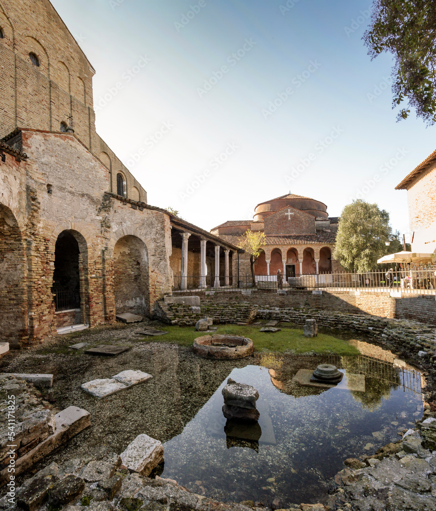 Obraz premium Torcello, Venezia. Resti del Battistero della Basilica di S Maria Assunta verso Santa Fosca