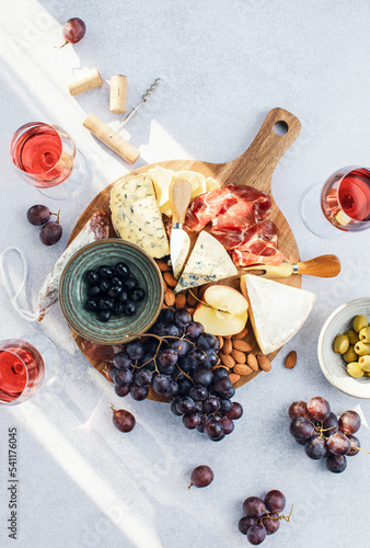 Foto Wine tasting snack cheese board, top down view