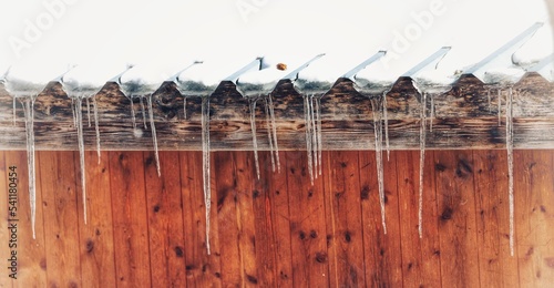 Fotografie icicles on the roof of a house