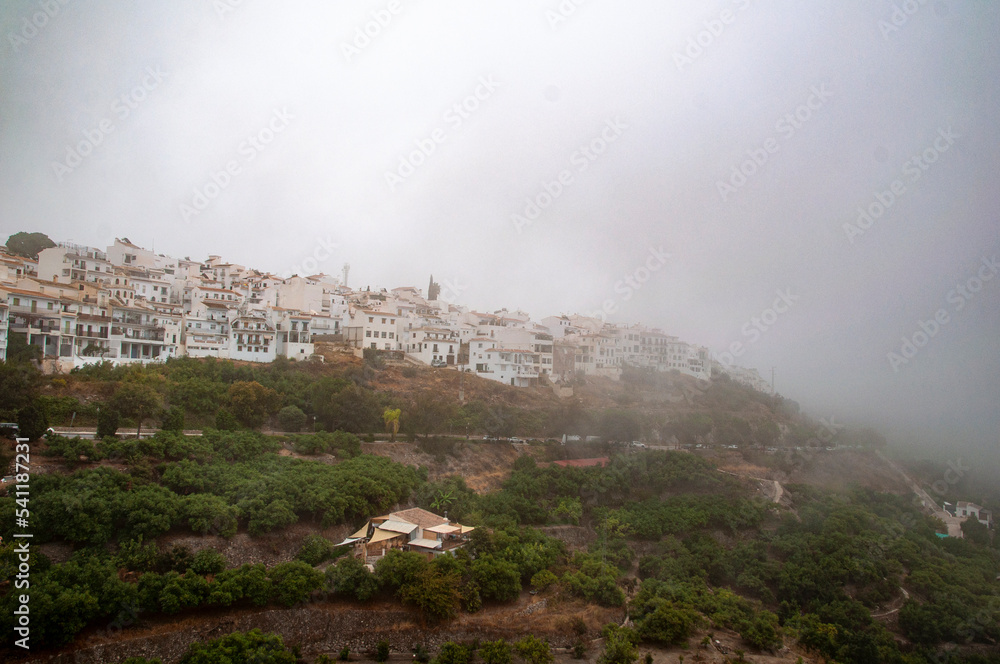 Frigiliana en la niebla, Málaga, Andalucía, España