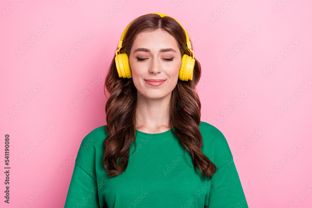 Close up photo satisfied pretty nice lady wear stylish green clothes listening favorite track isolated on pink color background Close up photo satisfied pretty nice lady wear stylish green clothes listening favorite track isolated on pink color background