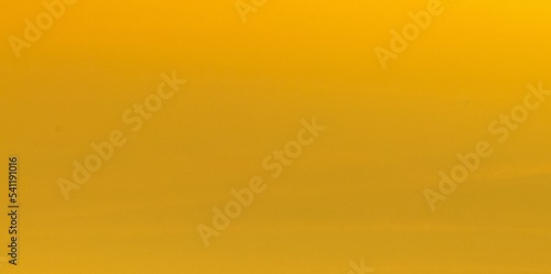 Fondo abstracto con suave degradado de luz en tonos mostaza