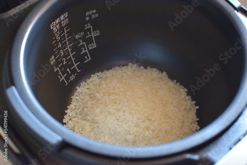 電気炊飯器の内釜に白米を計量したところ