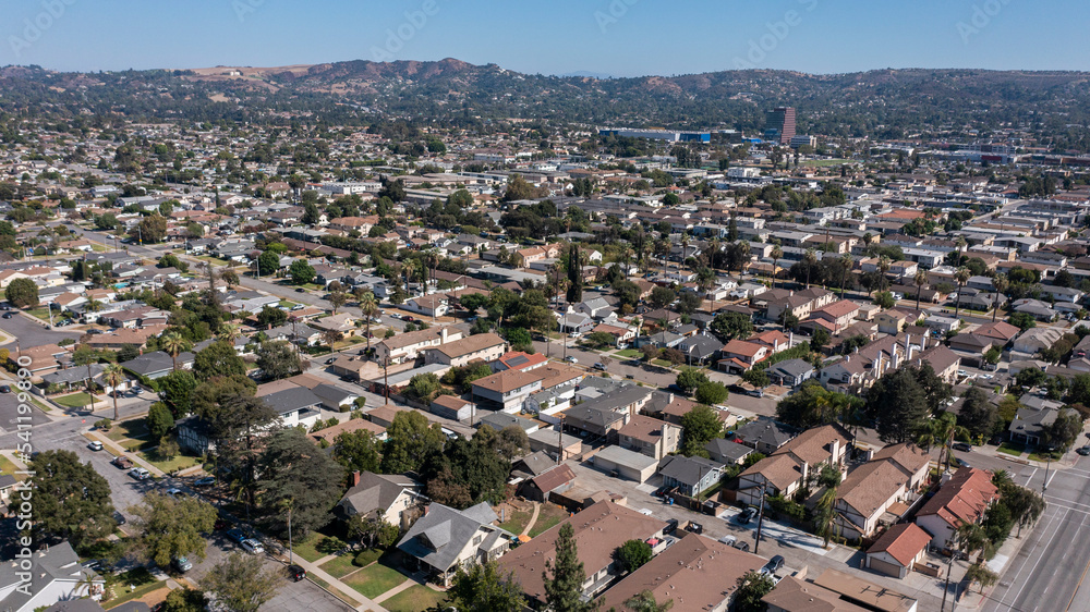 Daytime view of housing in Covina, California, USA. - obrazy, fototapety, plakaty 