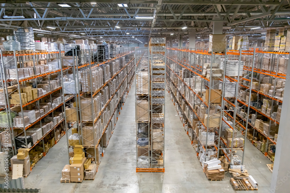 Foto de Big warehouse full of goods in cardboard boxes and packages ...
