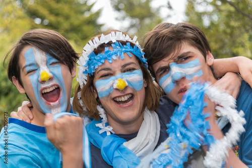 Primer plano de fanáticos del seleccionado argentino de futbol. Listos para alentar al equipo en los partidos del mundial. 