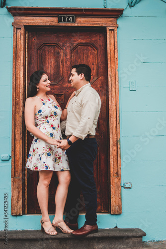couple in front of house © Marlon Cordero R