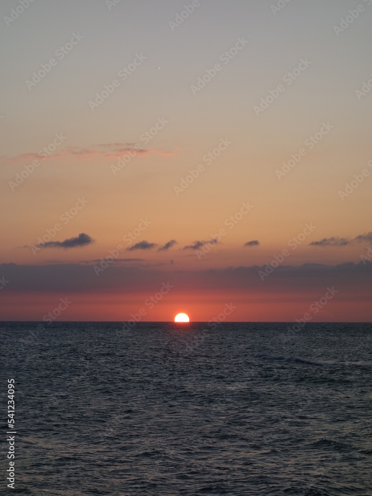 Naklejka premium 日本海に沈む夕日