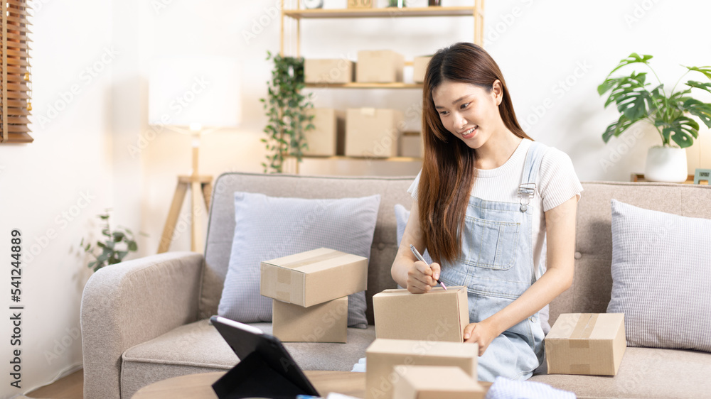 Online selling business, Small business owners are checking inventory in order to prepare them for proper delivery to customers, Online shopping SME entrepreneur, Delivery of goods to consumers. Online selling business, Small business owners are checking inventory in order to prepare them for proper delivery to customers, Online shopping SME entrepreneur, Delivery of goods to consumers.