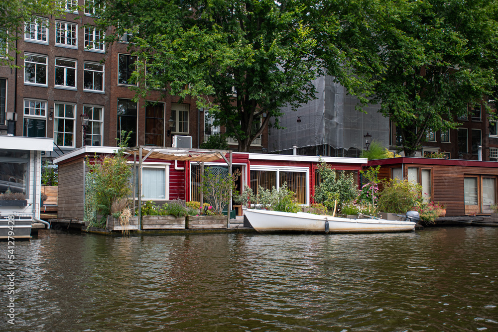 Casa flotante con plantas en canal de Ámsterdam