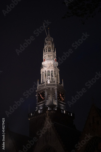 Imagen nocturna de la torre de Oudekerkstoren