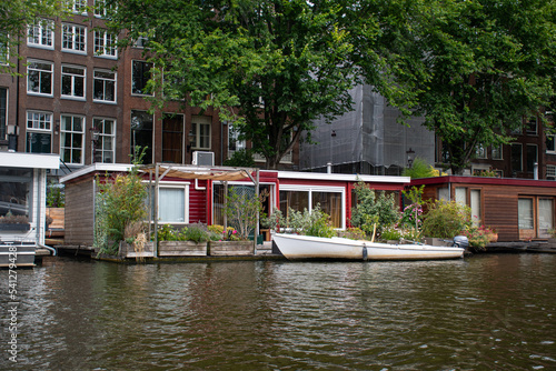Casa flotante con plantas en canal de Ámsterdam