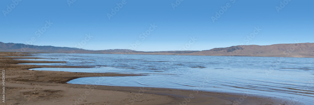 Obraz premium Utah lake with mountains in background