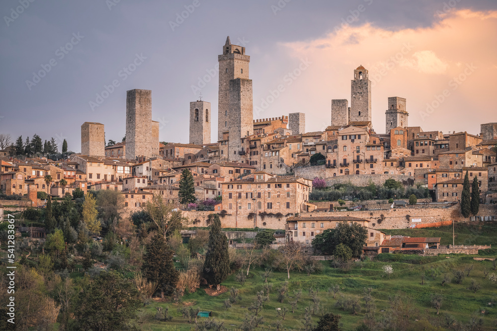 Entorno del pueblo de San Gimignano típico de la Toscana Italiana.