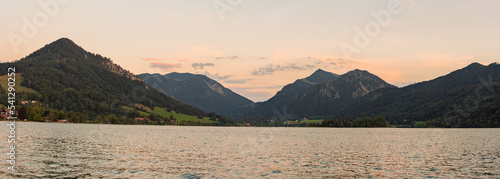 Schliersee mit Blick auf Brecherspitze und Jägerkamp