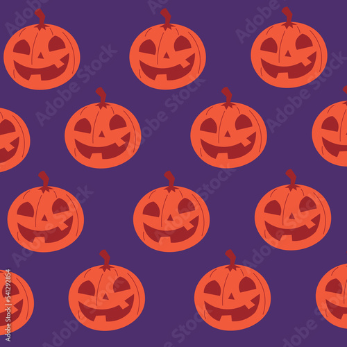 Patrones de calabazas naranjas aterradoras de hallowen en un fondo morado